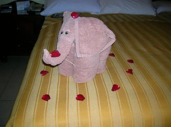 Decoracion con toallas - Picture of Hotel Riu Yucatan, Playa del ...