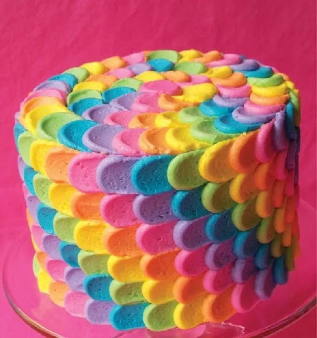 Decoración de torta de pétalos de colores | Ideas para Decoracion ...