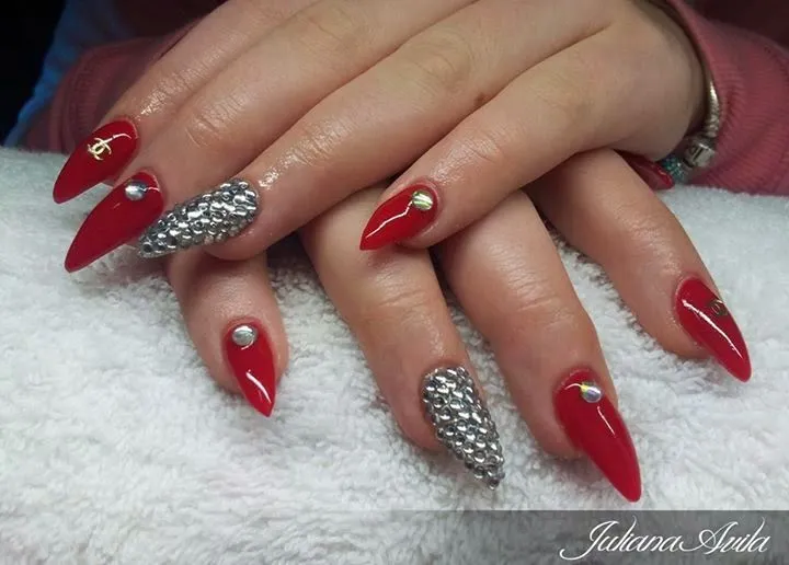 decoracion de uñas de acrilico en color rojo | Cristina