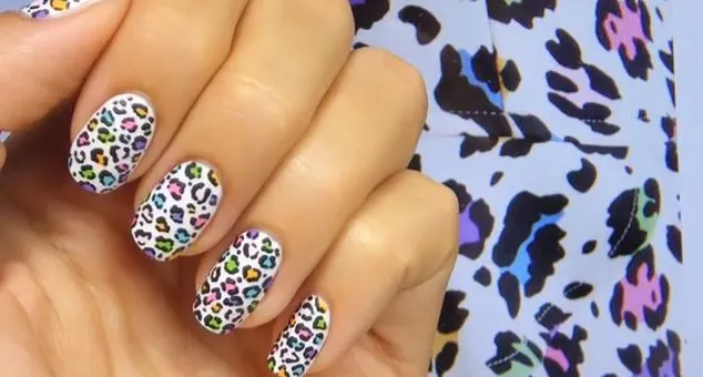 Decoración de uñas estilo leopardo de color con efecto mate ...