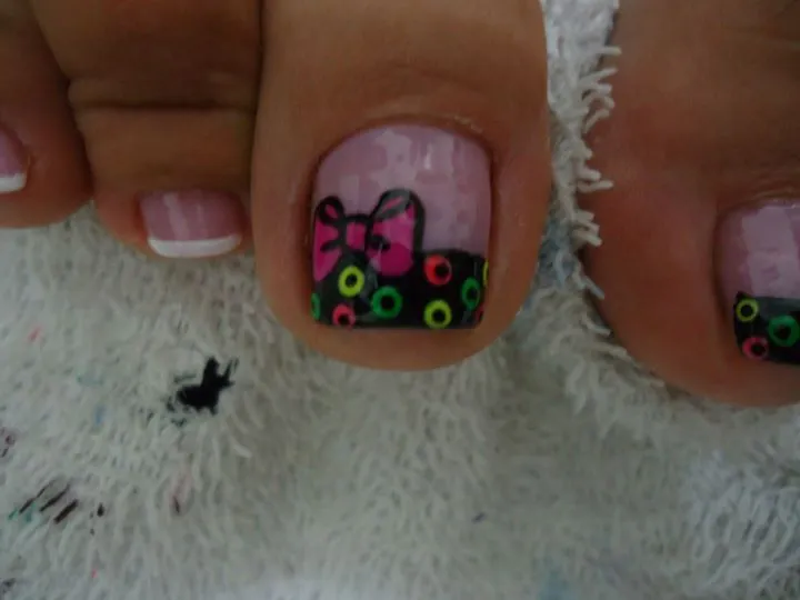 decoración de uñas de los pies con un moño rosa y puntos de ...