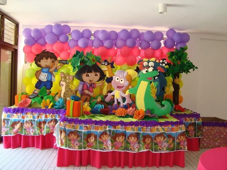Arbolitos con pompones de papel de seda para una fiesta de Dora ...