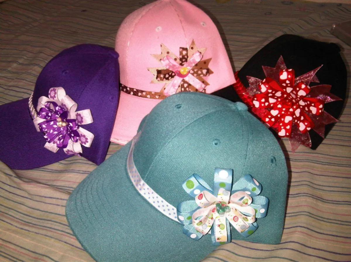 DECORACIONES Y MANUALIDADES ELIANA: gorras decoradas en cintas