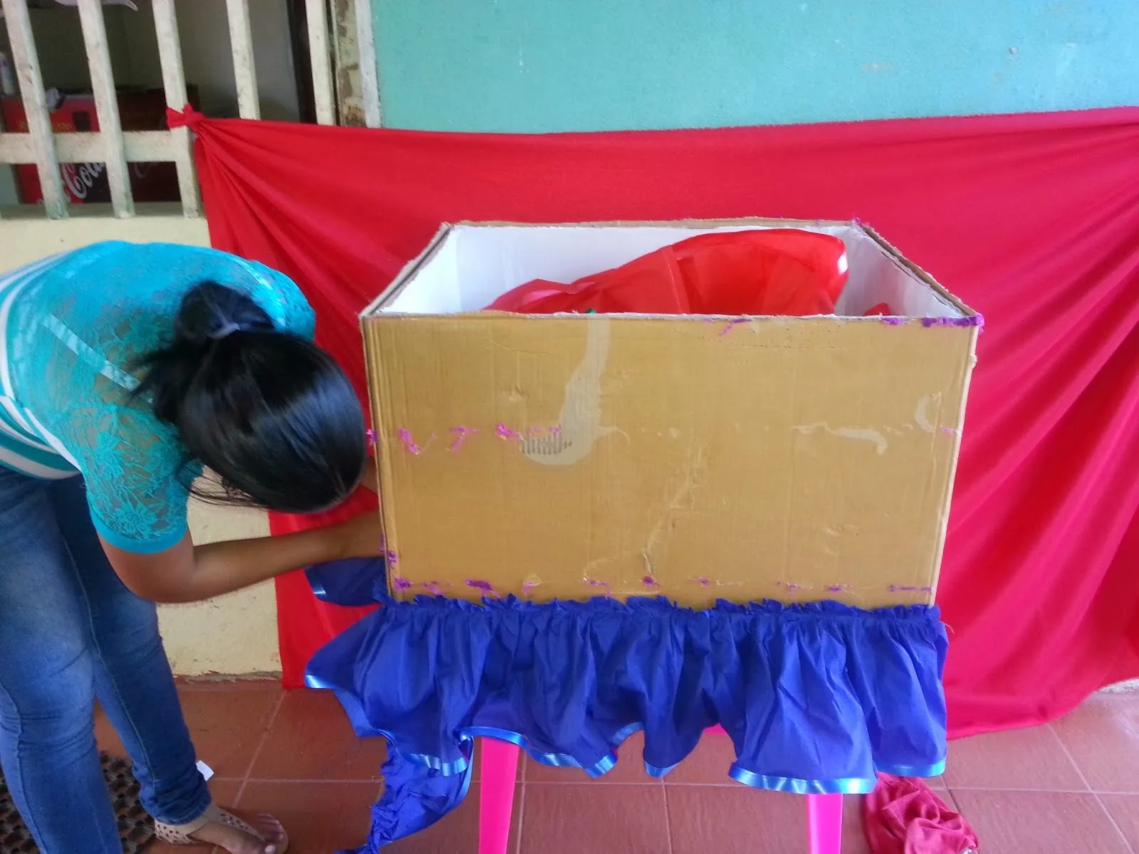 Decoraciones Rapidas y Faciles Para Fiestas Infantiles: Elaboracion de una  Caja de Regalos