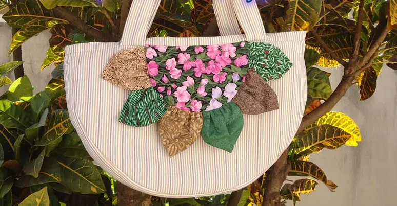 Como decorar un bolso con flores de tela ~ lodijoella