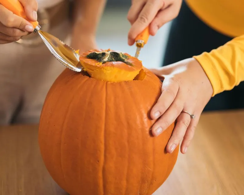 Cómo hacer y decorar una calabaza de Halloween de forma fácil - PequeRecetas