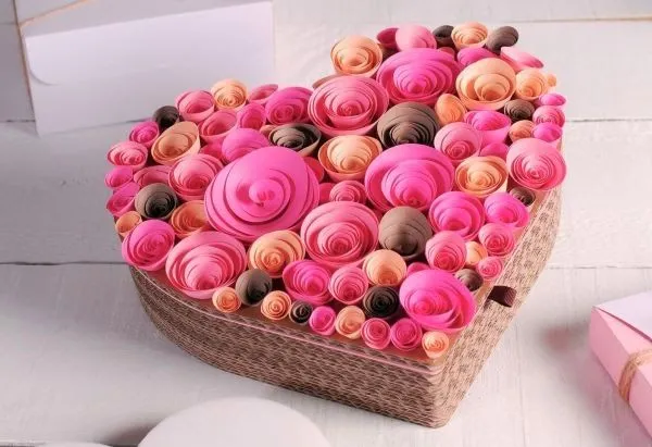 Cómo decorar un corazón con rosas de papel ~ Mimundomanual