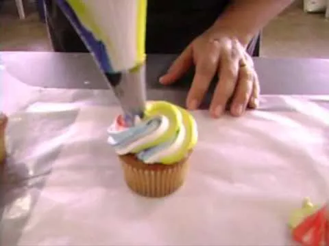 Como decorar un Cupcake con un Cupcake Swirl - YouTube