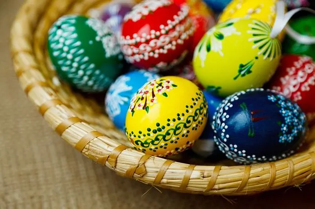 Como decorar huevos de pascua en casa. Ideas sencillas y ... Como decorar huevos de pascua en casa. Ideas sencillas y ...