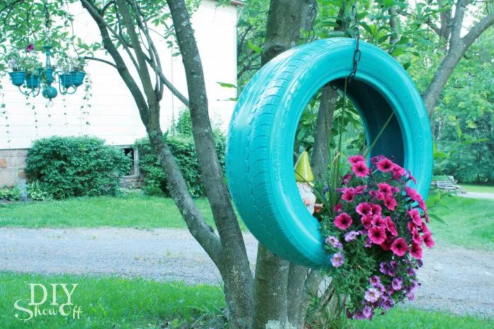 Decorar el jardín con un neumático