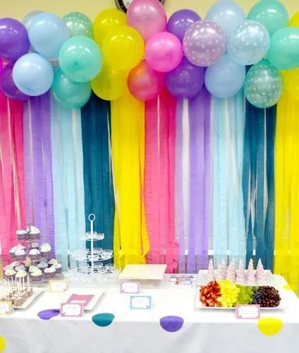 Decorar pared con globos y papel crepe para cumpleaños parece una ...