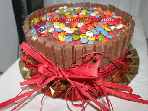 Como decorar un pastel de chocolate con KitKat | Manualidades faciles