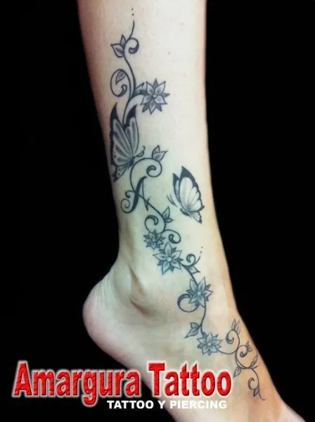 Delicado tatuaje de enredadera con mariposa · Tatuajes de ...