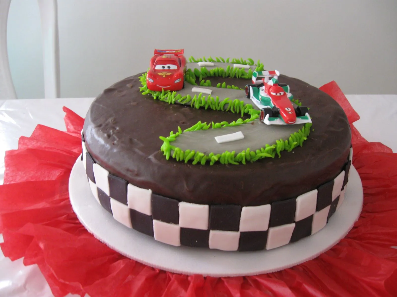 Delicake Tortas y Postres: torta de chocolate motivo cars 2
