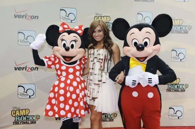 Demi Lovato acompañada de Mickey y Minnie Mouse | Qué.es