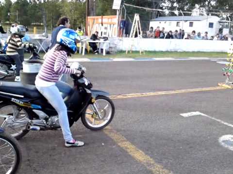Desafio Motos 110 entre mujeres - Picadas Concordia - YouTube