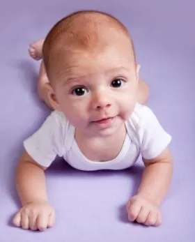 Desarrollo psicomotor de bebés de tres meses. Hitos del desarrollo Desarrollo psicomotor de bebés de tres meses. Hitos del desarrollo