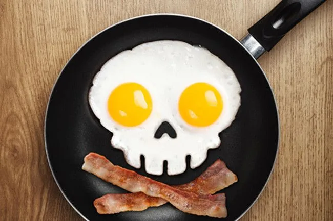 Desayuna de miedo en Halloween con este molde calavera para huevos