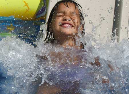 Riesgo de asma para niños que nadan en piscinas con mucho cloro ...