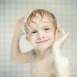 Imagenes de niño bañandose - Imagui