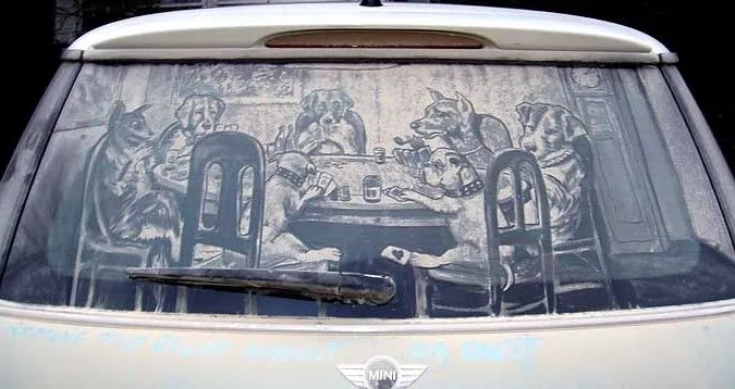 Dibujos artísticos en cristales sucios de automóviles. – Misterios