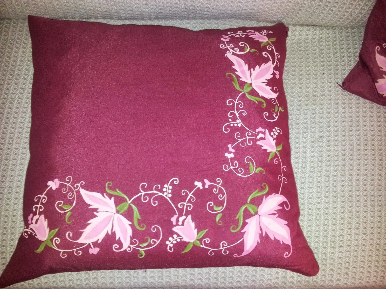 Las Cositas de Gini: Cojines rojos con flores en rosa Las Cositas de Gini: Cojines rojos con flores en rosa