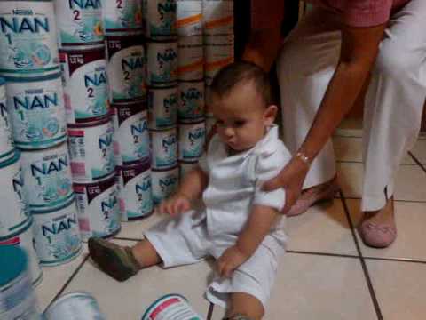 Diego con sus latas de leche de todo 1 año - YouTube