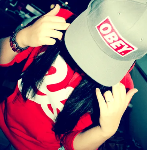Chicas con gorra obey - Imagui