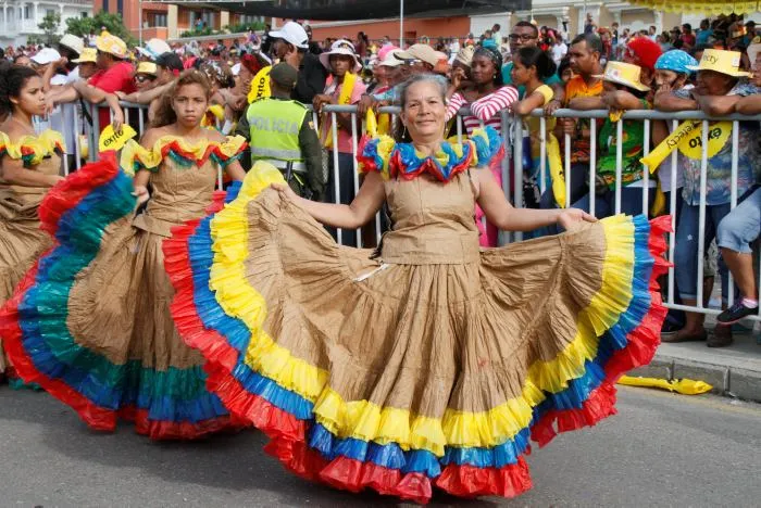 Comparsas y disfraces en el Desfile Folclórico de la Independencia ...