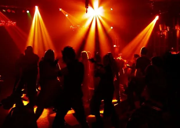 Personas bailando en discoteca - Imagui