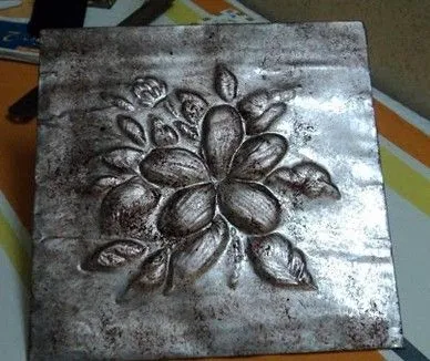 Diseño floral repujado en aluminio - Guía de MANUALIDADES