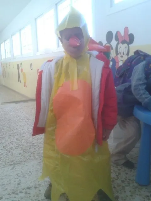 Disfraz de gallina con bolsa de basura - Imagui