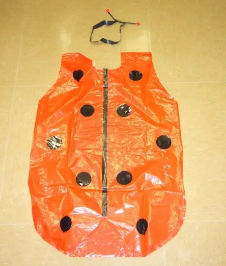 Disfraz de mariquita con una bolsa de basura - Manualidades Infantiles
