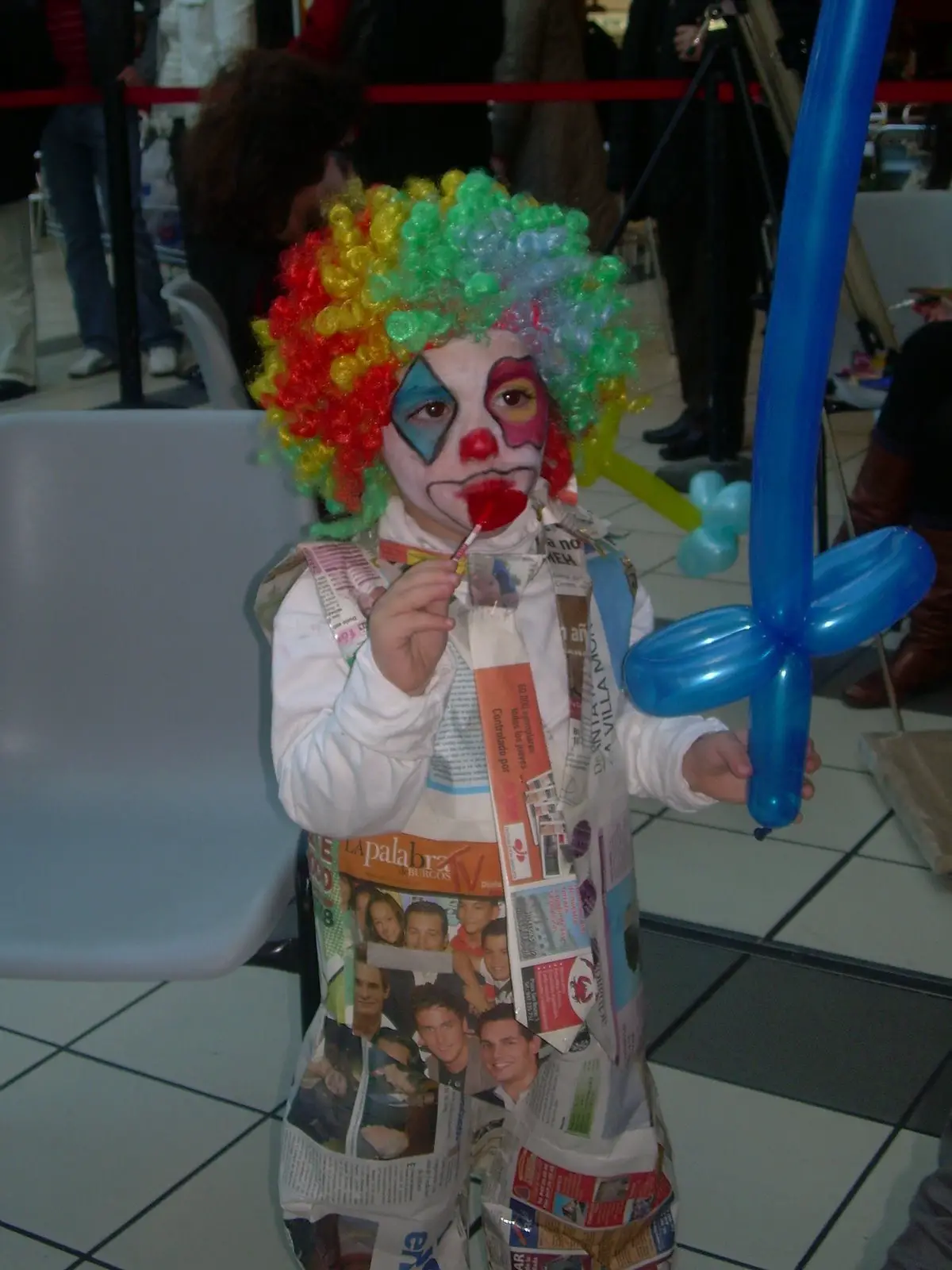 Disfraz de Payaso con Papel de Periodico | Manualidades Infantiles Disfraz de Payaso con Papel de Periodico | Manualidades Infantiles