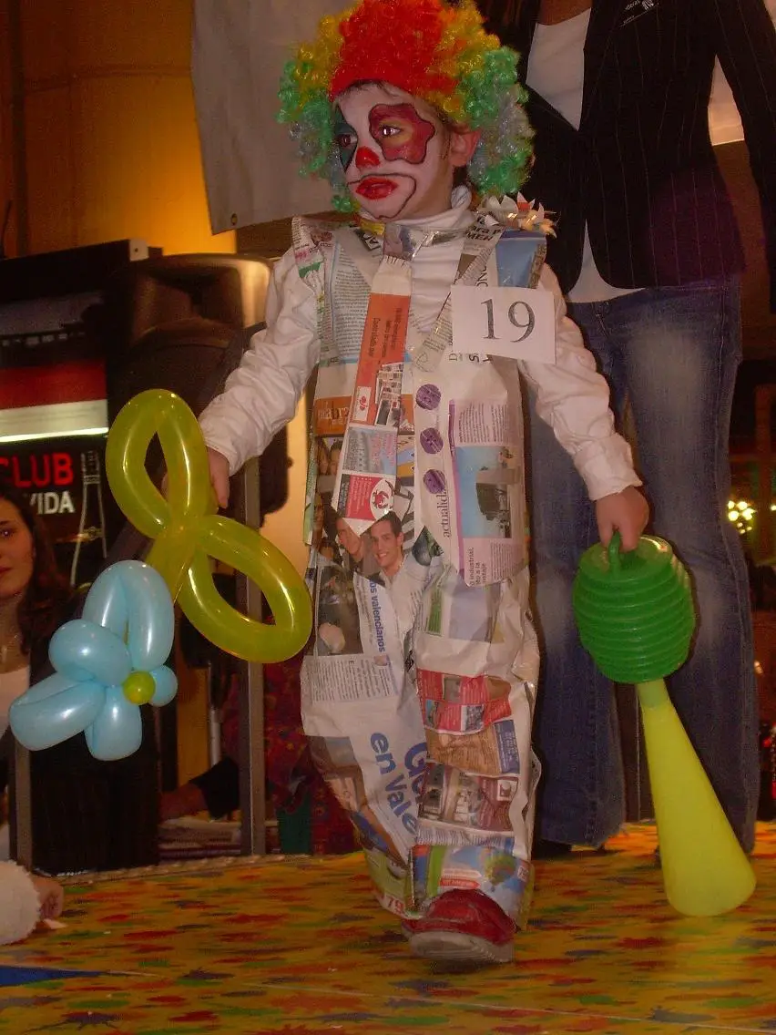 Disfraz de Payaso con Papel de Periodico | Manualidades Infantiles Disfraz de Payaso con Papel de Periodico | Manualidades Infantiles