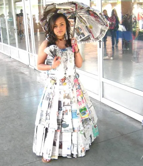 Vestidos de dama antigua hechos en material reciclable - Imagui