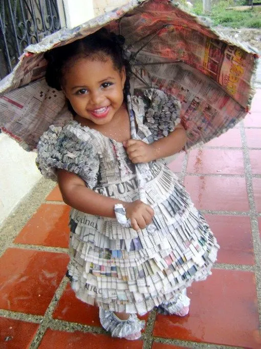 Vestido de niña con material de reciclaje - Imagui
