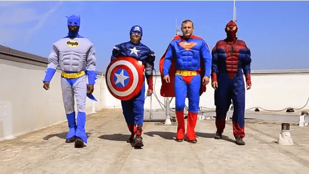 Disfrazados de super heroes alegran a niños de un hospital