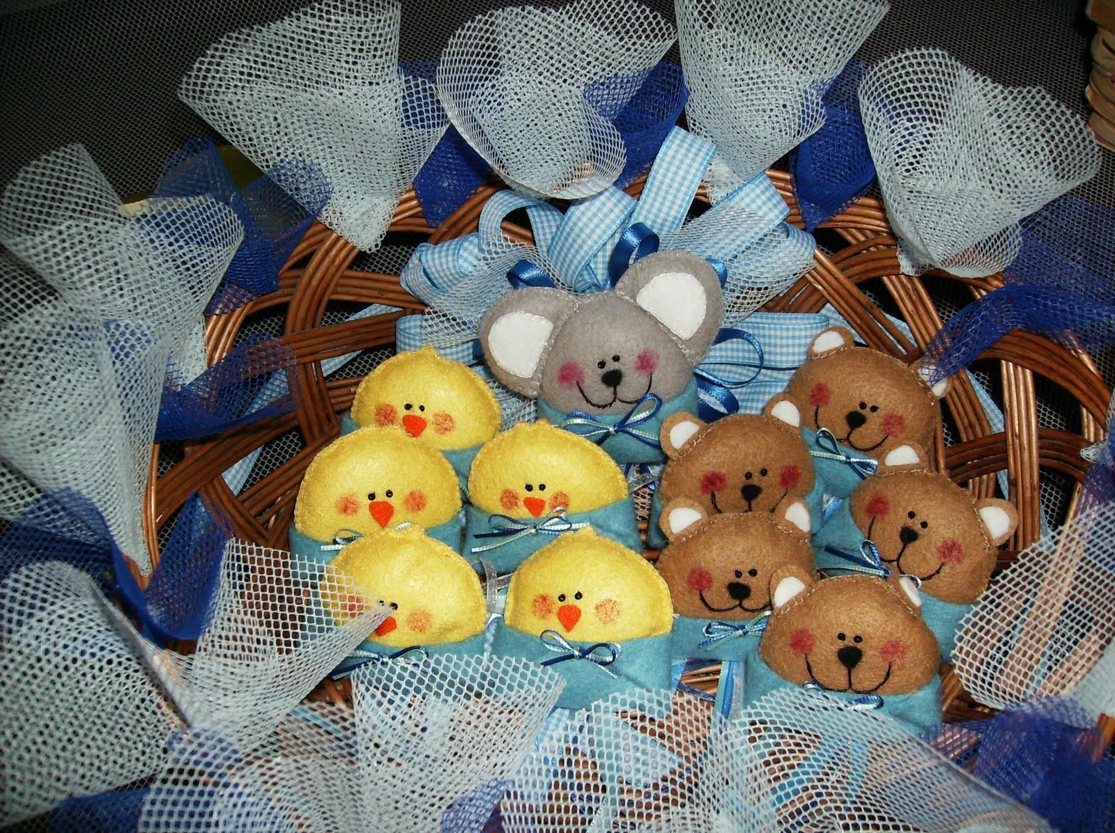 distintivos para baby shower en diferentes figuras pollo osos raton