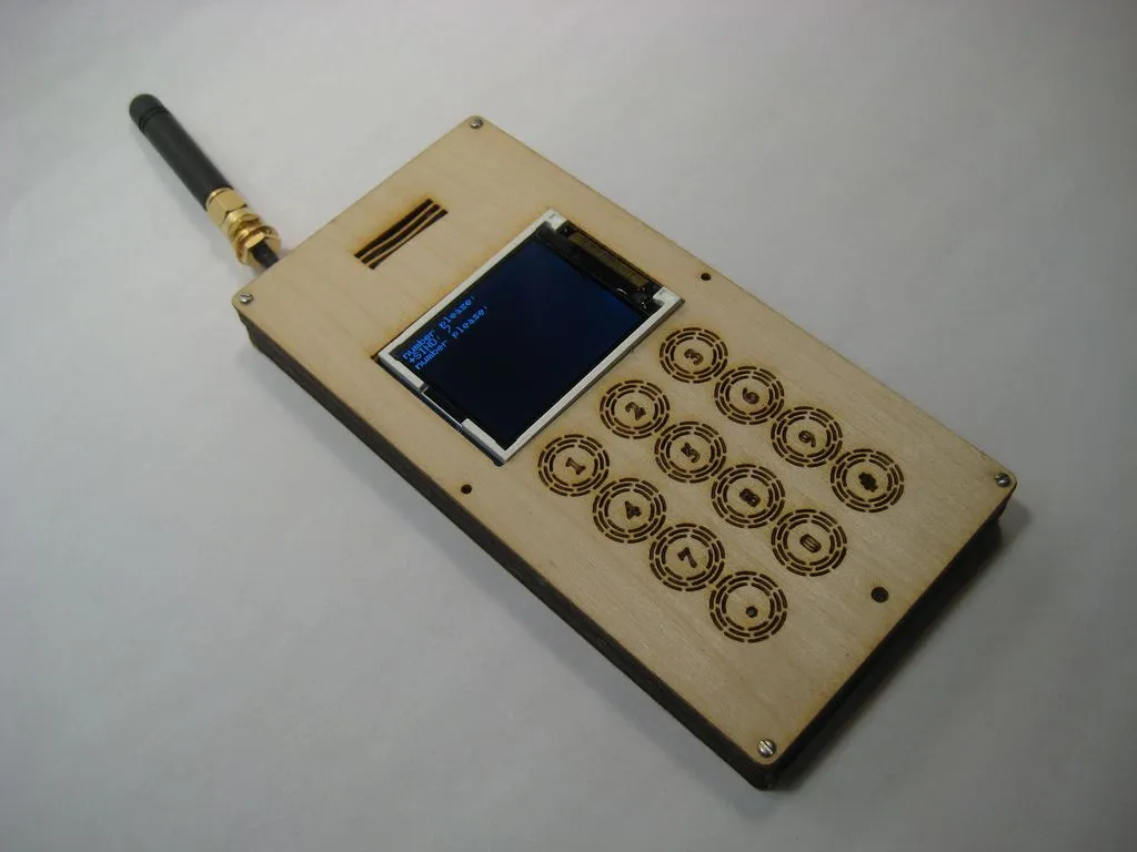 DIY Cellphone', Un teléfono móvil que cualquiera puede fabricar