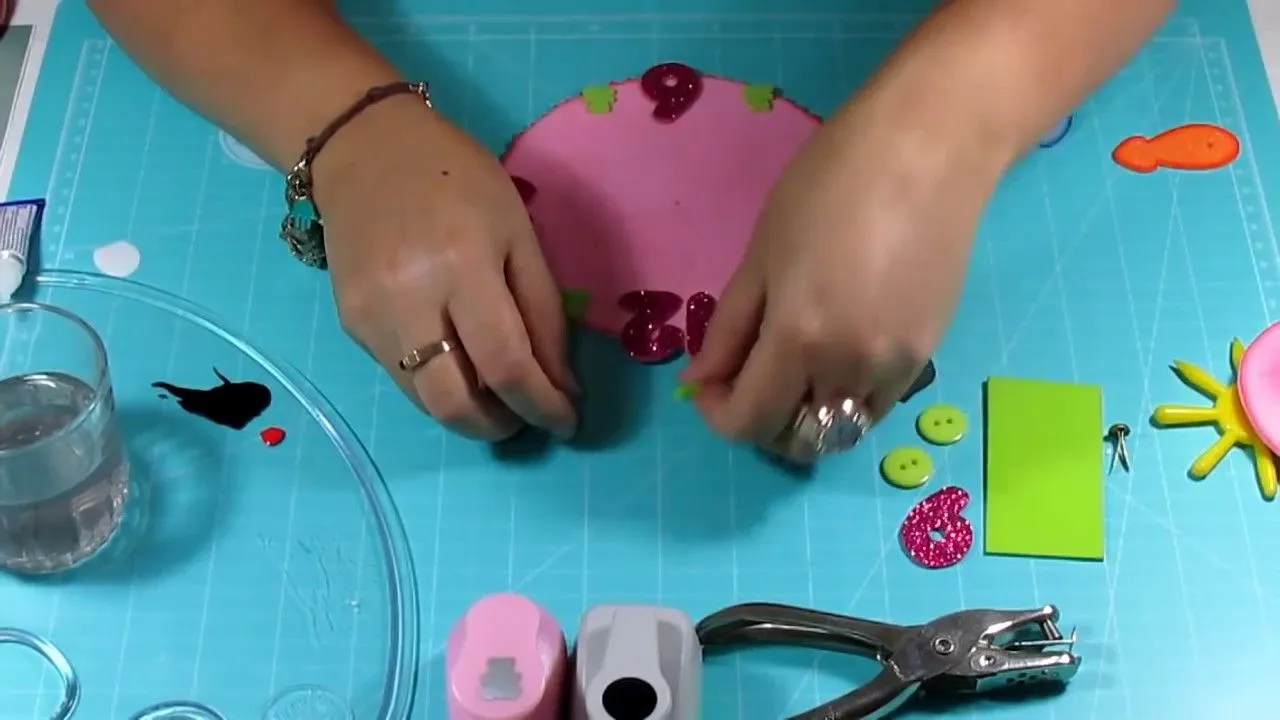 DIY Clock Osito in Fomi , Goma Eva microporous Easy Crafts - YouTube