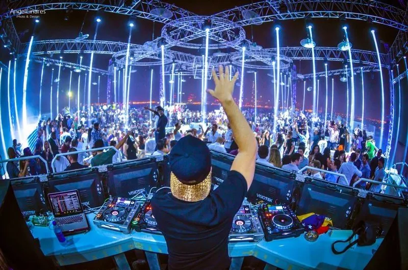 El DJ venezolano Víctor Porfidio brilla en Dubai