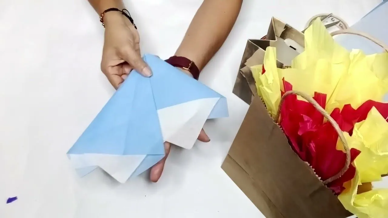 Como doblar papel china para bolsas de regalos - YouTube