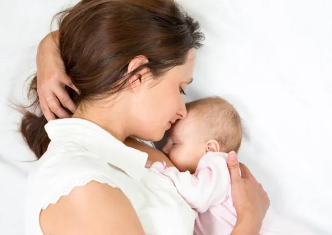Dormir lejos del bebé disminuye la producción de leche materna