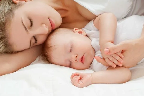 Dormir Con Un Bebé No Es Como Imaginas. Mira Esta Tierna Madre E ...