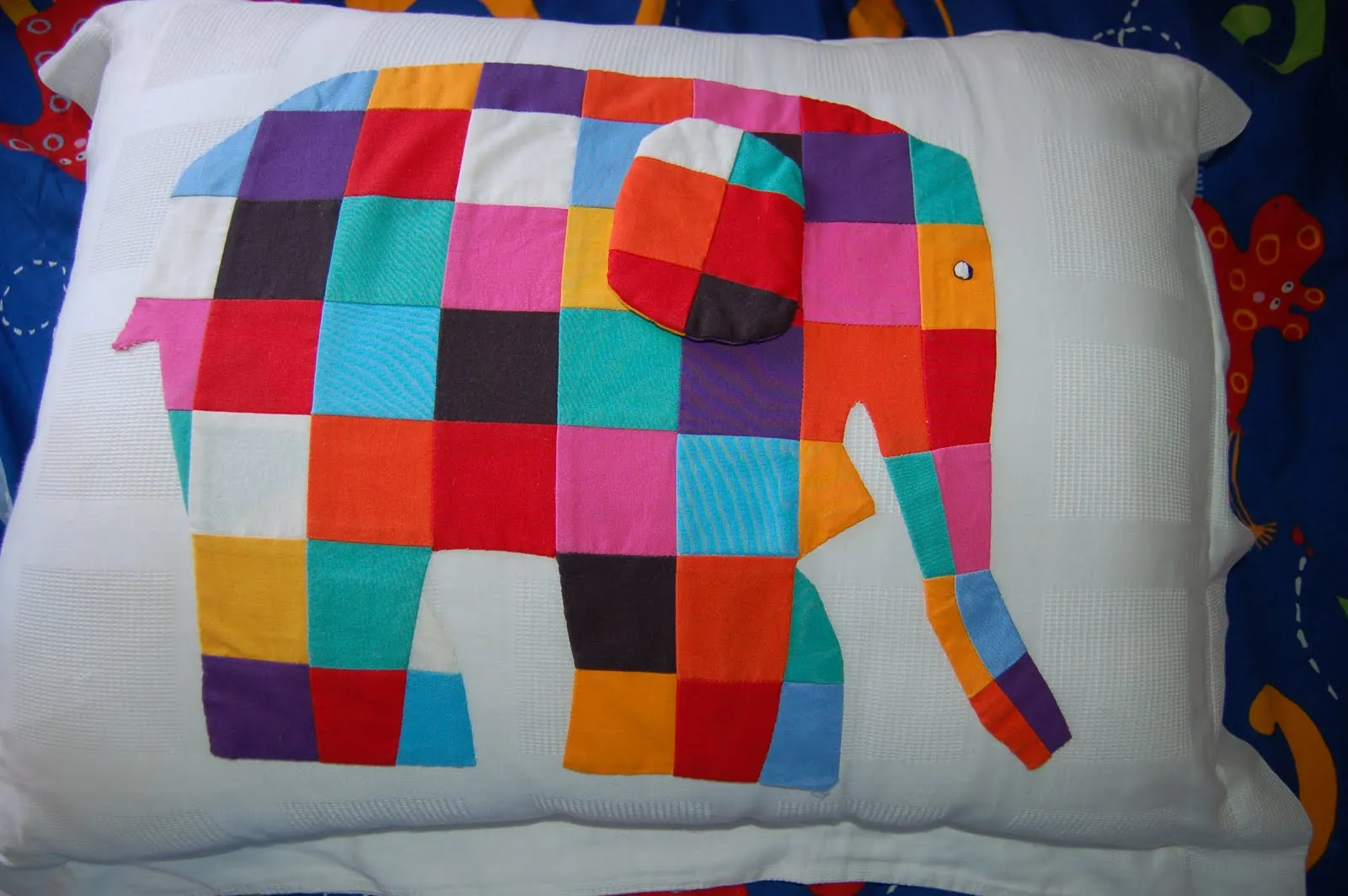 Aqui está el elefantito Elmer, el elefante patchwork como lo llamamos ...