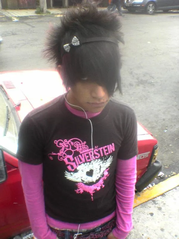 EMOLANDIA: EMO: ¿TRIBU URBANA, CULTURA O PROBLEMA PSICOLÓGICO? EMOLANDIA: EMO: ¿TRIBU URBANA, CULTURA O PROBLEMA PSICOLÓGICO?