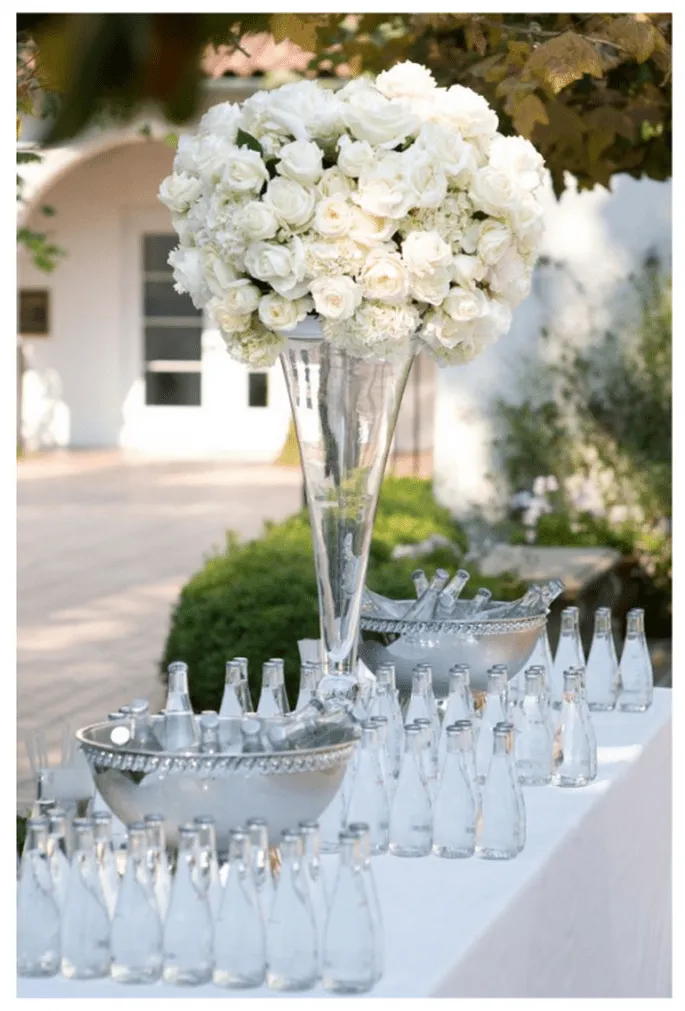 Encanto absoluto: centros de mesa con flores blancas para boda