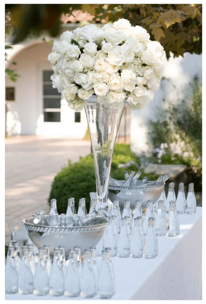 Decoración: centros de mesa con flores y accesorios para tu boda