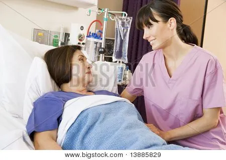 Enfermera hablando con el paciente Fotos stock e Imágenes stock ...
